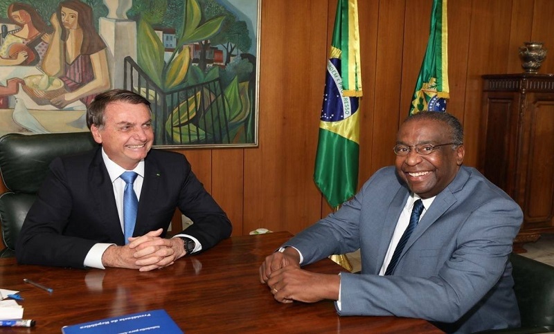 Renunció el ministro de Educación de Bolsonaro por mentir sobre un doctorado en la UNR