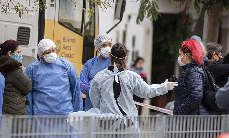 Dieciséis muertes y casi mil casos nuevos de coronavirus en Argentina este sábado