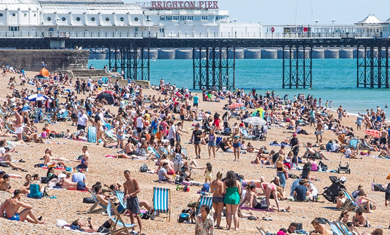 El Gobierno británico amenaza con cerrar playas por no haberse respetado el distanciamiento social