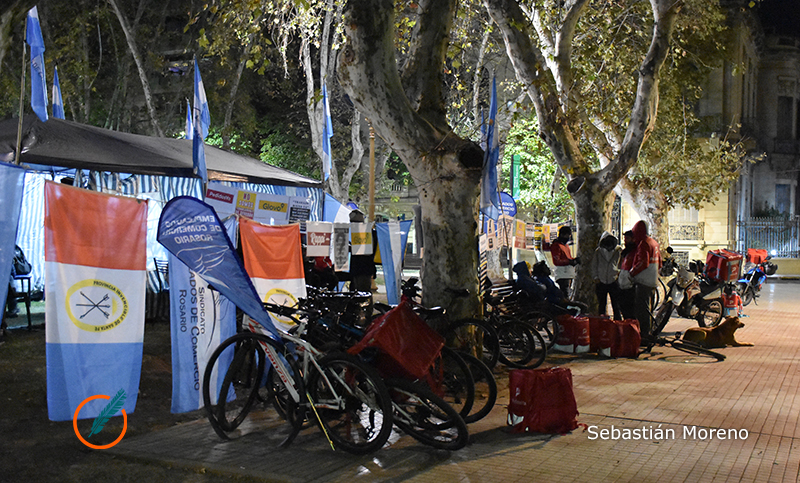 Por qué los trabajadores de aplicaciones de delivery instalaron una carpa en plaza San Martín