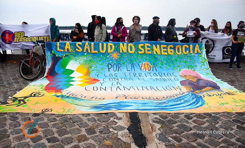 Abrazo simbólico de organizaciones no gubernamentales al río Paraná y las islas por las quemas