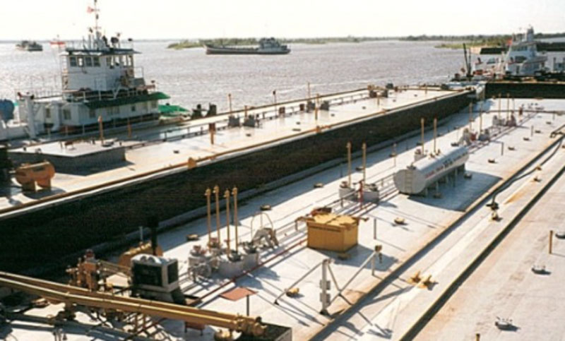 La industria naval denuncia a YPF por irregularidades en el transporte fluvial de combustibles
