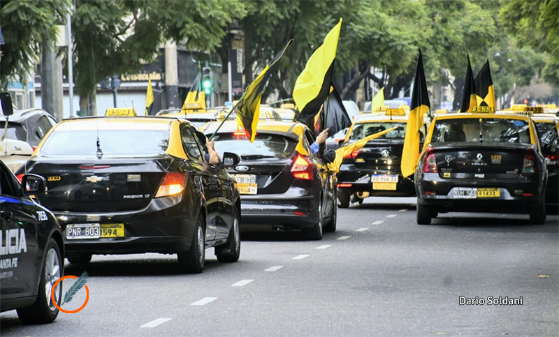 Taxistas realizaron una caravana al Concejo para pedir que se fiscalice la relación laboral entre titulares y choferes
