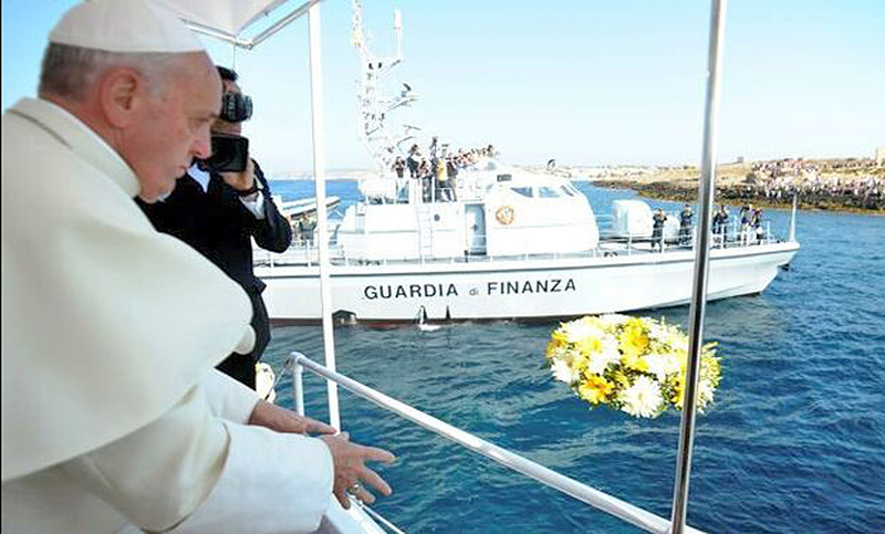Francisco recordó su viaje a Lampedusa de 2013 y pidió por «los obligados a huir de su tierra»