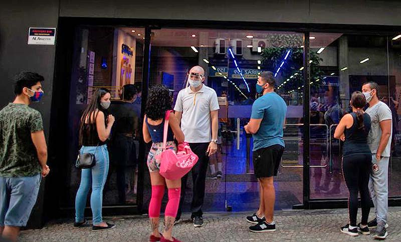 Río reabrió restaurantes, bares y gimnasios, pero los contagios del día en Brasil superan los 48.000