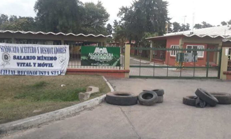Denuncian amedrentamiento policial durante volanteada de Algodonera Avellaneda