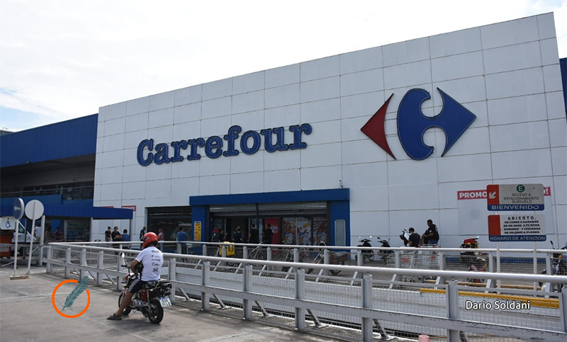 Intiman a Carrefour a licenciar con goce de sueldo a un trabajador para que cuide a sus hijos