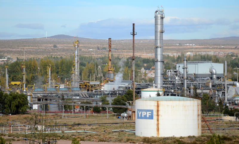 Estado de alerta de los petroleros por reclamo de paritarias a YPF