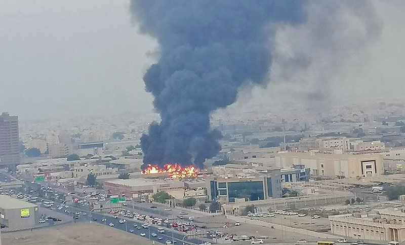 Un incendio de proporciones arrasó un mercado de Ajman en Emiratos Árabes
