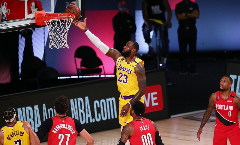 NBA: los Lakers y los Bucks se ponen al frente y los Heat quedan a un paso de las semis