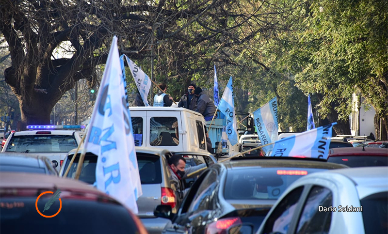 Con una gran caravana, municipales y estatales protestaron en defensa de las paritarias