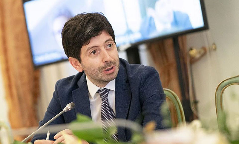El ministro de Salud italiano a los jóvenes: «Tengan cuidado, son el principal vehículo de contagio»