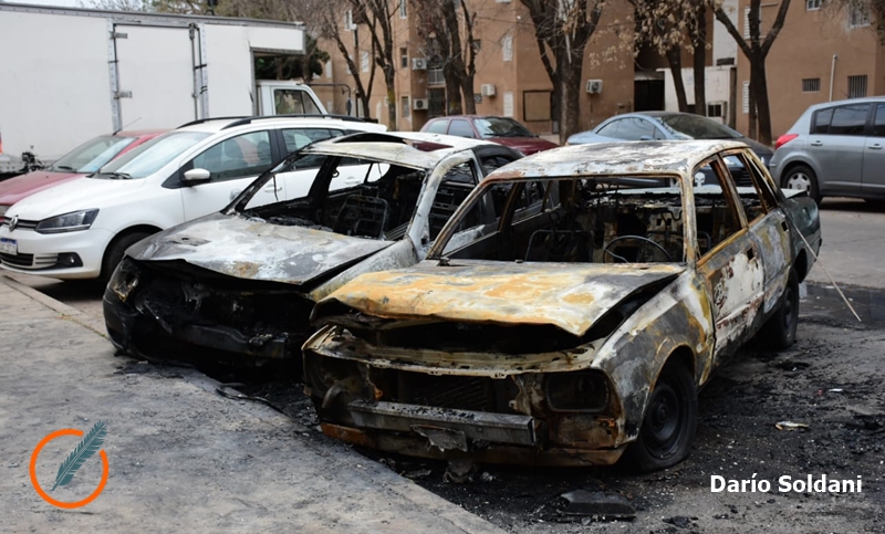 ¿Volvieron los quemacoches?: tres autos quedaron totalmente destruidos