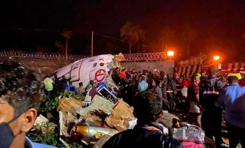 Al menos 50 heridos y 11 muertos despistarse un avión en el sur de la India