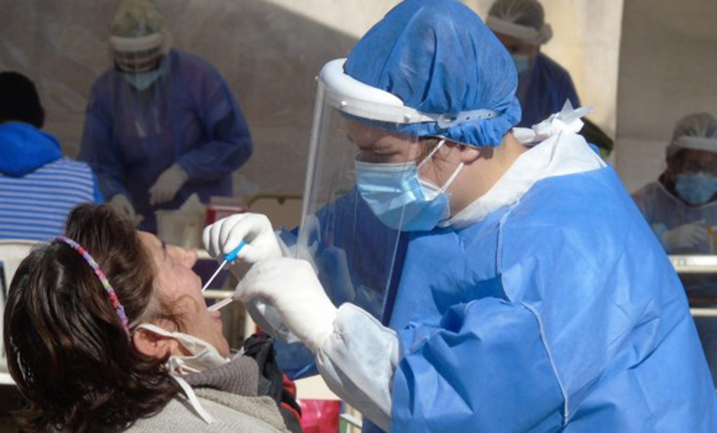 Pandemia: “Un 98% de los positivos apenas cursa un resfrío común”