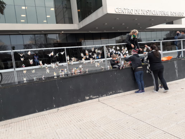 Mil grullas por la paz y un deseo inquebrantable frente al Centro de Justicia Penal