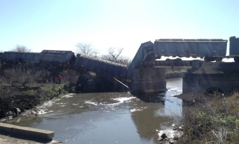 Se desplomó un puente ferroviario y descarriló un tren