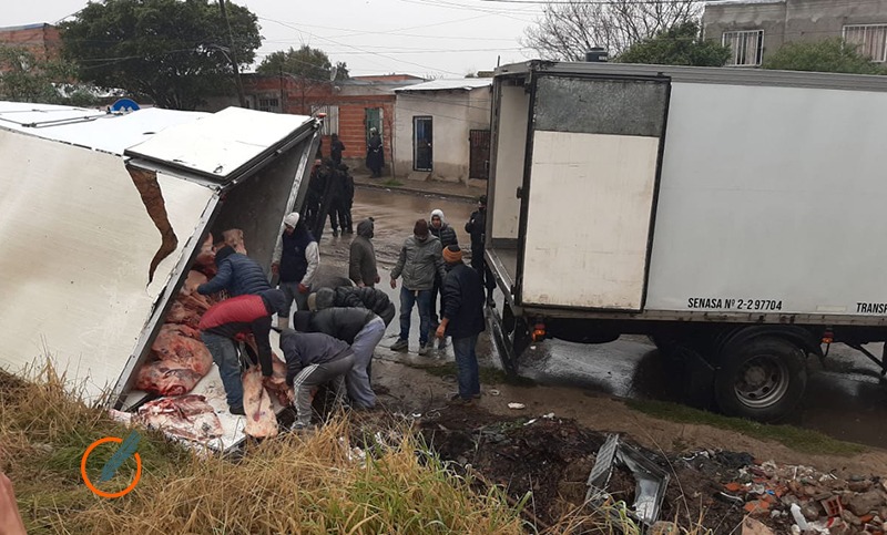 Un camión con 8000 kilos de carne volcó en Circunvalación y la policía custodió el cargamento