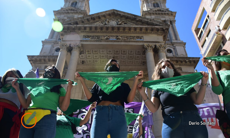 Día Internacional por el Derecho al Aborto: pañuelazo frente a la Catedral de Rosario