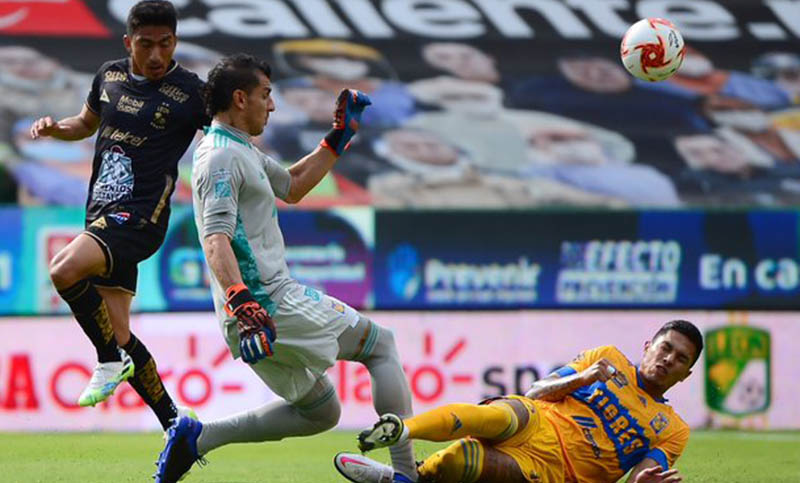 Patón Guzmán volvió al ruedo en el fútbol mexicano