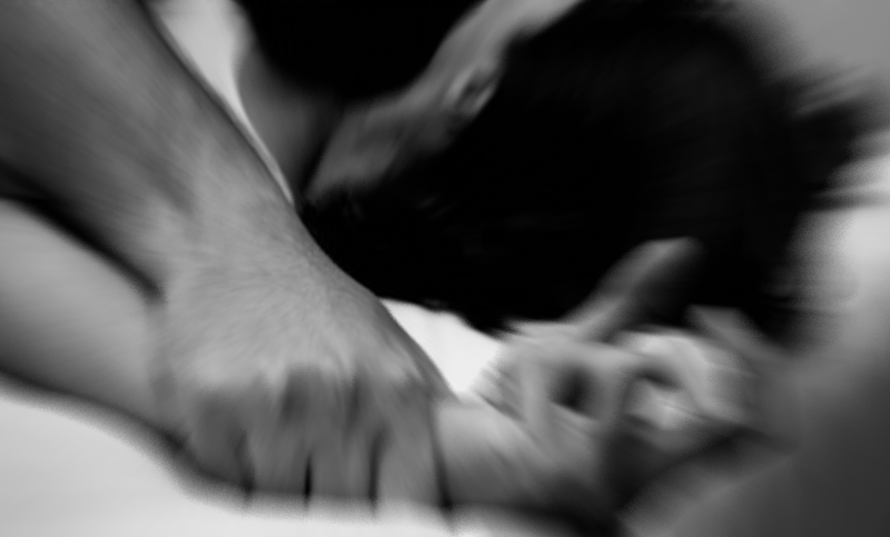 Escalofriante: una chica de 21 años fue abusada sexualmente frente a su novio