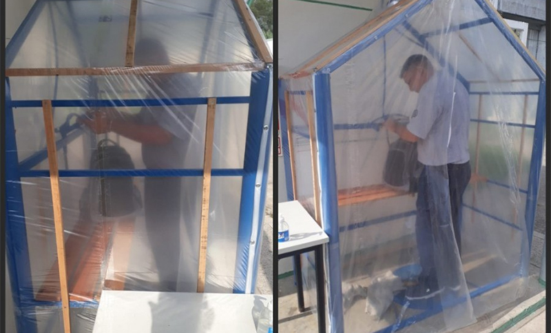 Internos de una cárcel bonaerense donaron una cabina sanitizante anticovid a una escuela