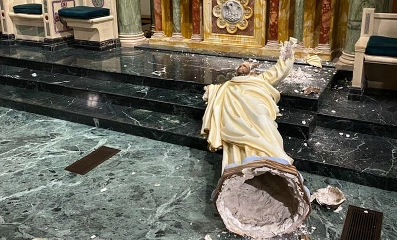 Destruyen una estatua del Sagrado Corazón de Jesús en el ataque a una catedral en Texas