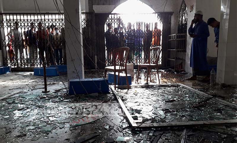Al menos 16 muertos y 37 heridos graves por una explosión de gas en una mezquita de Bangladesh