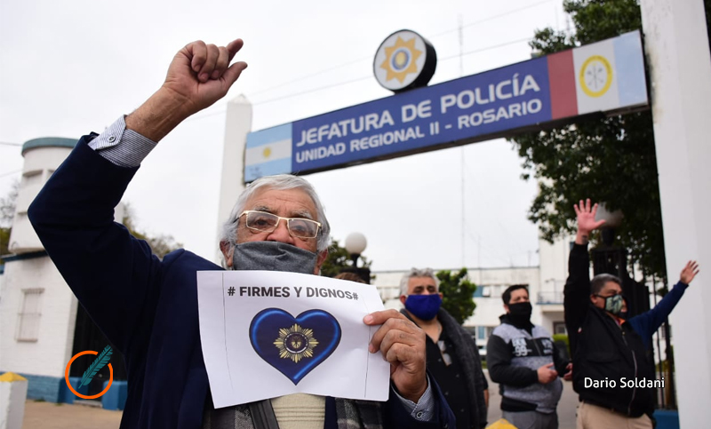 Familiares de policías y agentes retirados y pensionados protestan por una mejora laboral y salarial