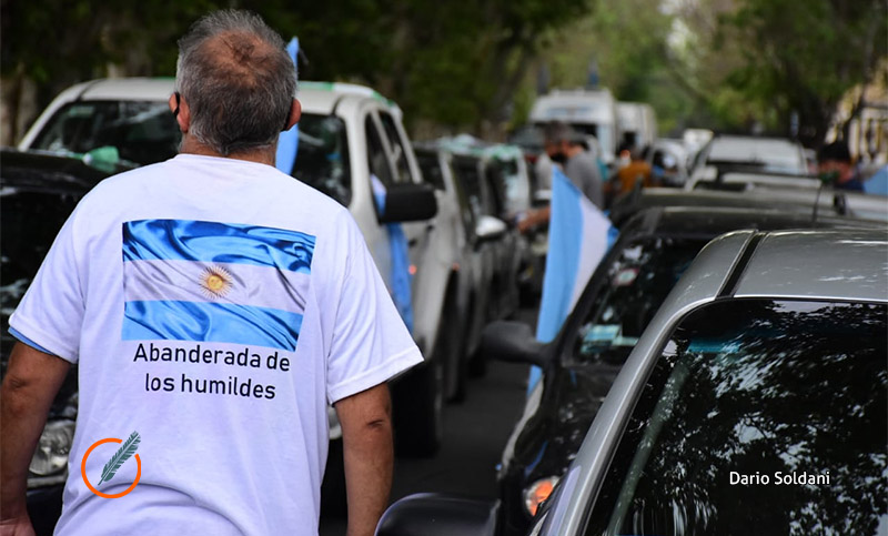 Multitudinaria caravana en Rosario por el Día de la Lealtad