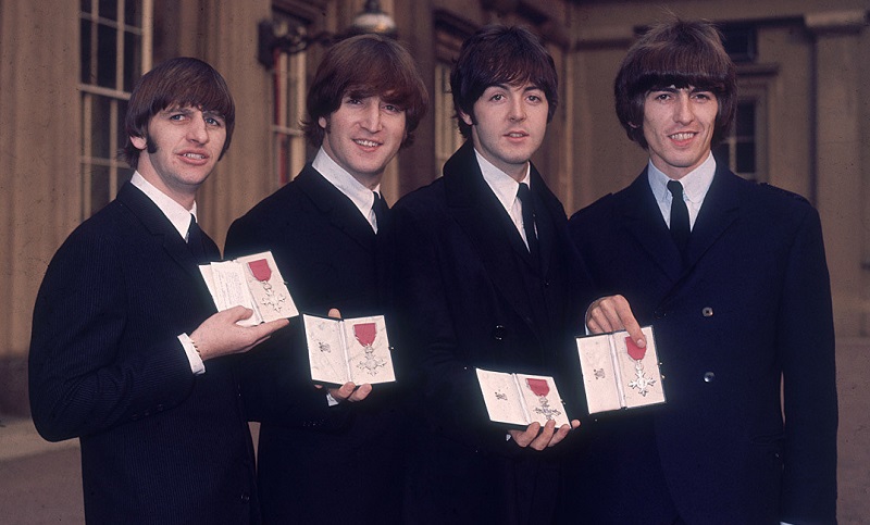 Hace 55 años, Los Beatles se convertían en los primeros artistas británicos en ser condecorados por la reina