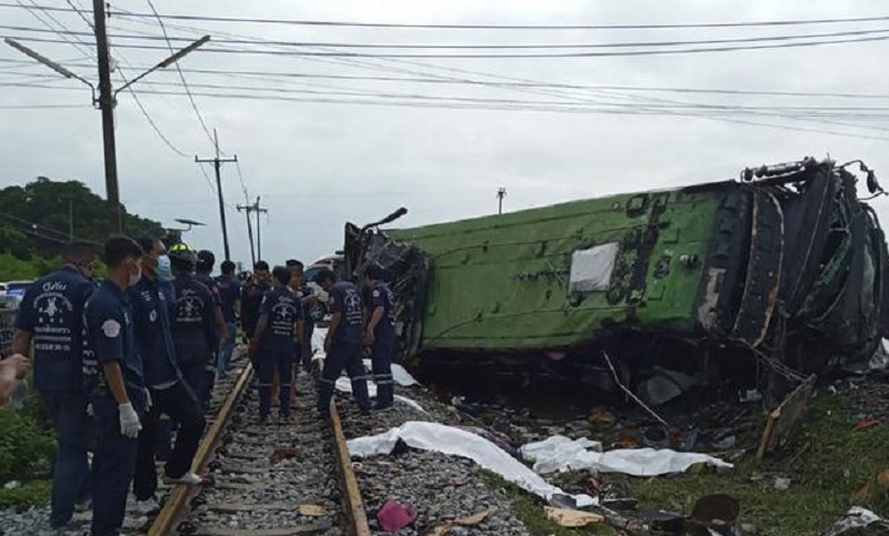 Tailandia: choque entre un tren y un colectivo dejó al menos 18 muertos y 40 heridos