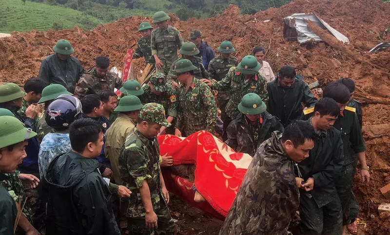 Once soldados muertos y once desaparecidos por un deslizamiento de tierra en Vietnam