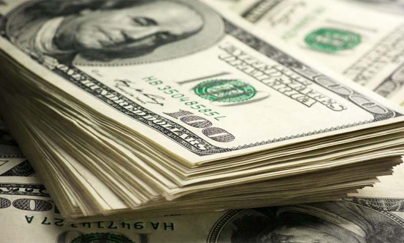 Con volatilidad avalada por el Gobierno, el dólar oficial cotizó a más de $82