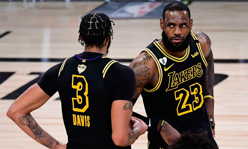 Los Angeles Lakers, con la camiseta de Kobe en busca de la gloria