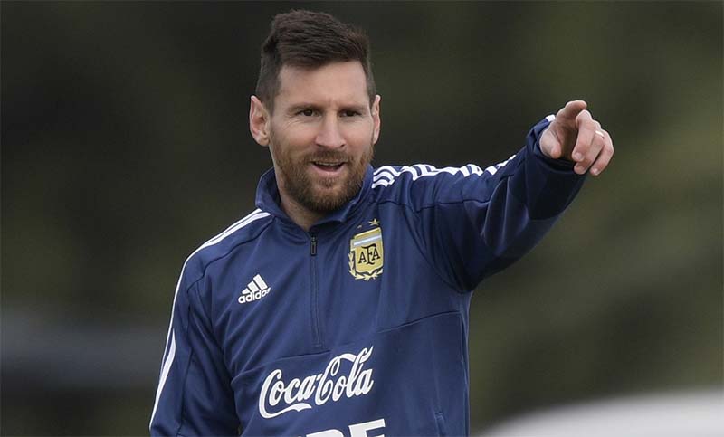 Messi llegó a Ezeiza en su avión y se va completando el plantel de la Selección