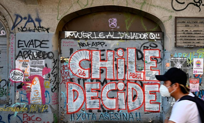Millones de chilenos definen si quieren modificar la constitución de pinochetista