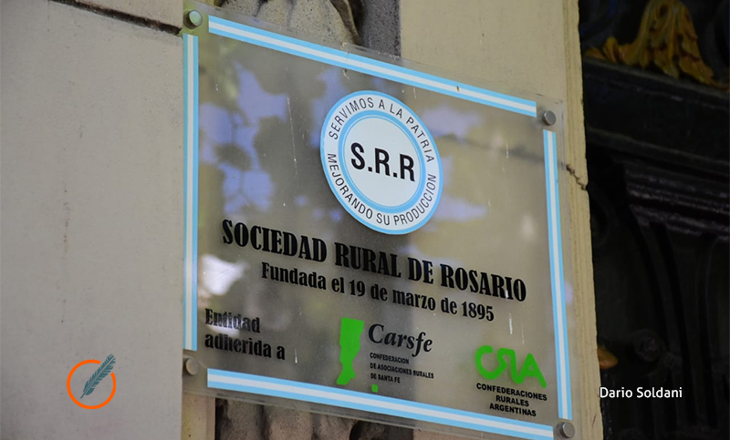 Concentración de organizaciones sociales frente a la sede de la Sociedad Rural de Rosario