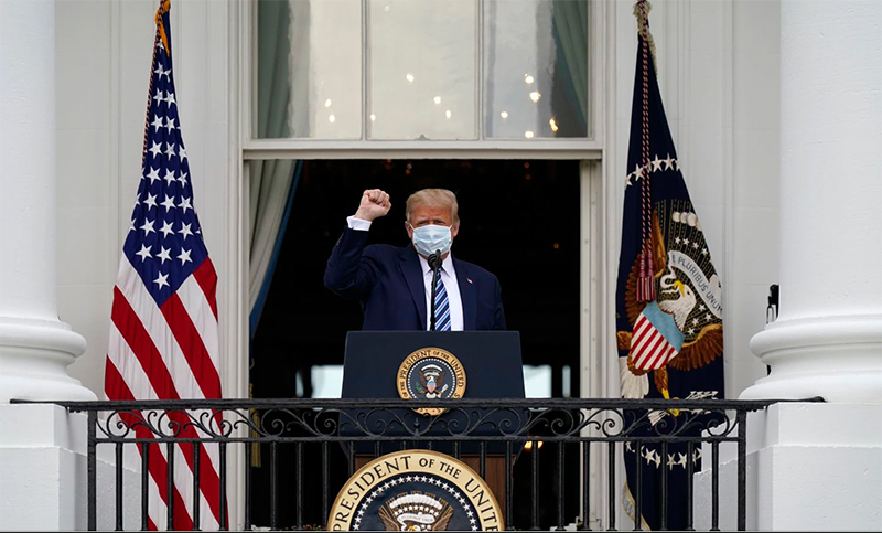 Trump reapareció en público y habló desde el balcón de la Casa Blanca