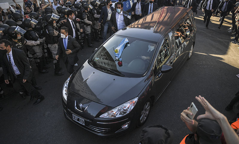 Una multitud acompañó a Maradona hasta el cementerio de Bella Vista