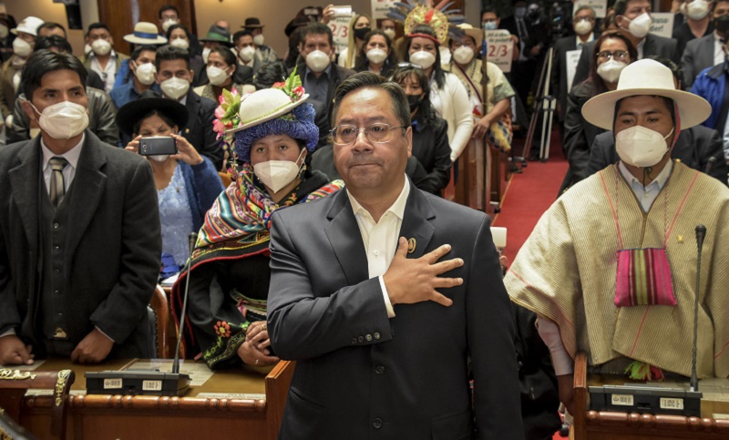Con una mano en el corazón, Luis Arce juró y asumió como presidente de Bolivia