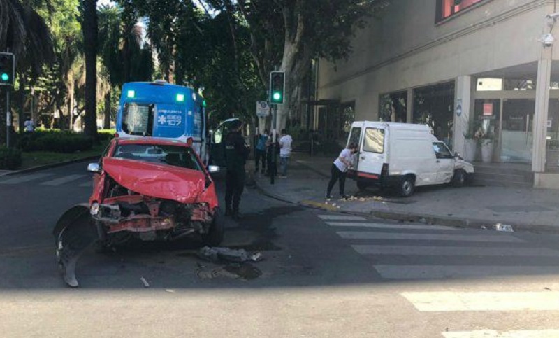 Dos vehículos chocaron en la esquina de Oroño y Córdoba 