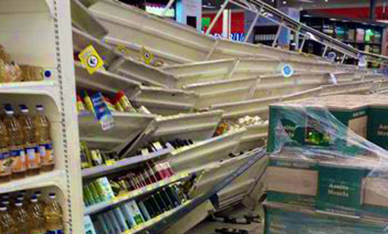 Se desmoronó una estantería en un supermercado Coto