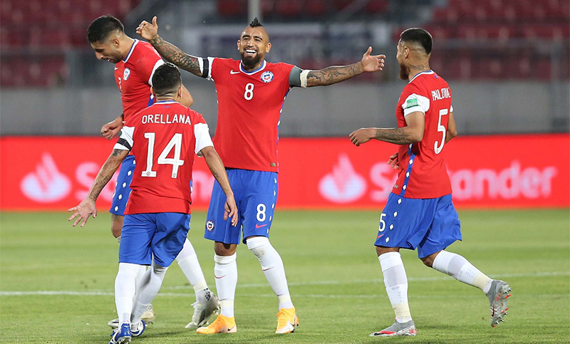 Chile superó a Perú y revivió en las Eliminatorias
