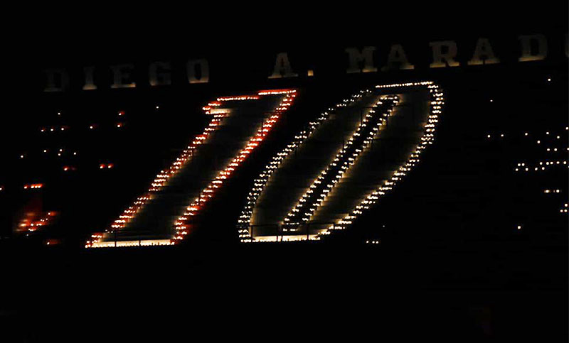 Homenaje a Maradona: cuatro mil velas iluminaron el 10 del Coloso