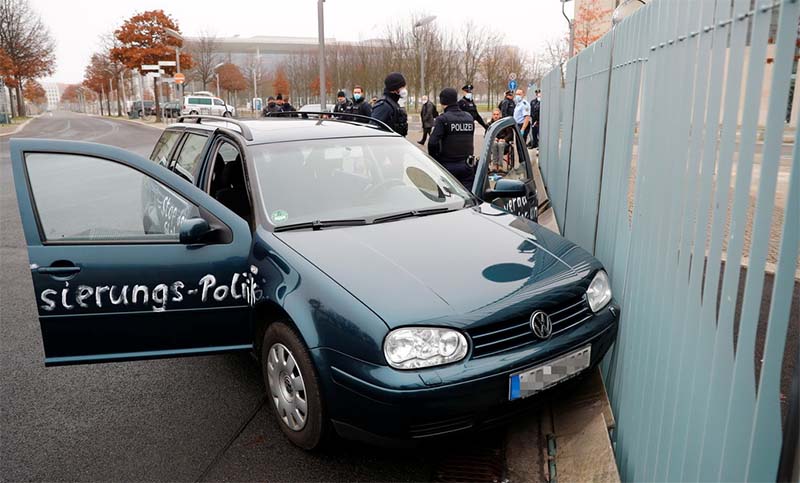 Un hombre estrella un auto contra la sede de la Jefatura de Gobierno de Alemania