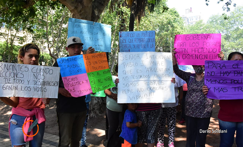 Quebracho se manifestó frente a la Municipalidad en reclamo de asistencia alimentaria