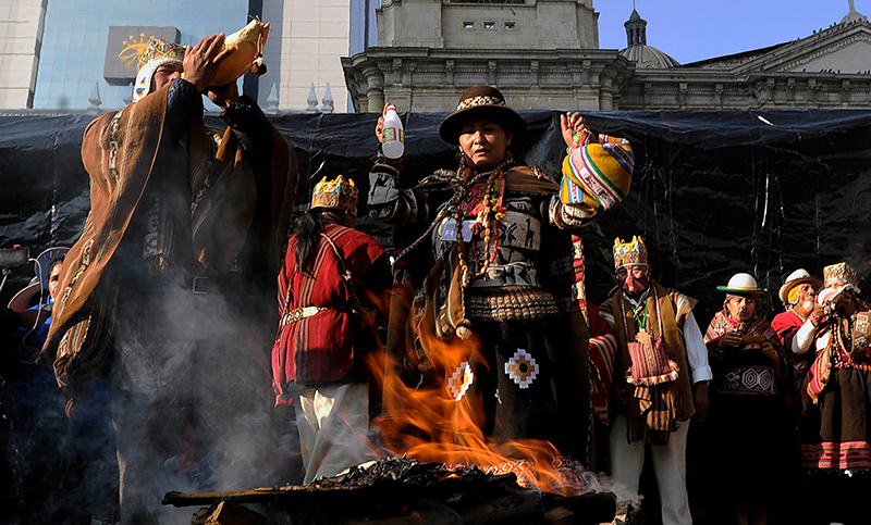 Ceremonia ancestral: la asunción de Luis Arce comenzó con un recuerdo a los muertos de Sacaba y Senkata