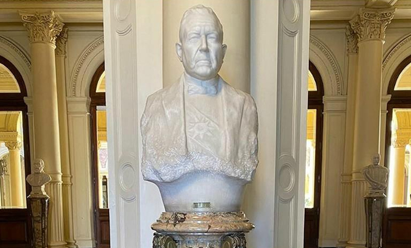 Tras sufrir roturas, repusieron el busto de Yrigoyen en Casa Rosada