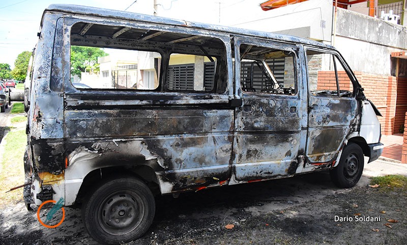 Quisieron robarle, no pudieron y le prendieron fuego la camioneta